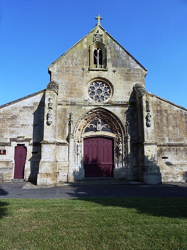 L'entrée de l'église - Charbogne