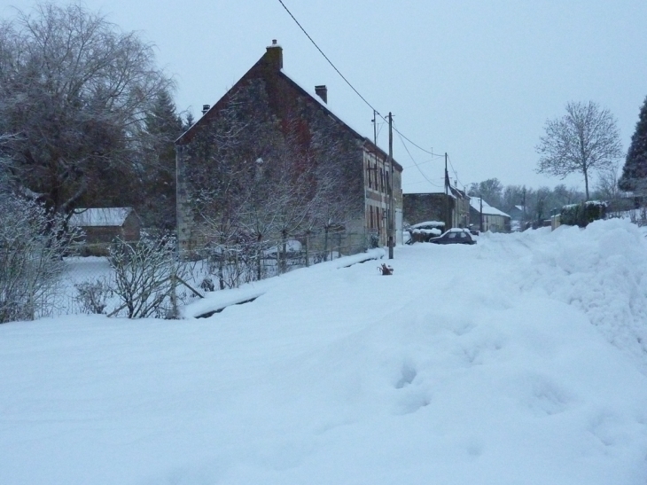 La rue basse sous la neige. - Hannappes