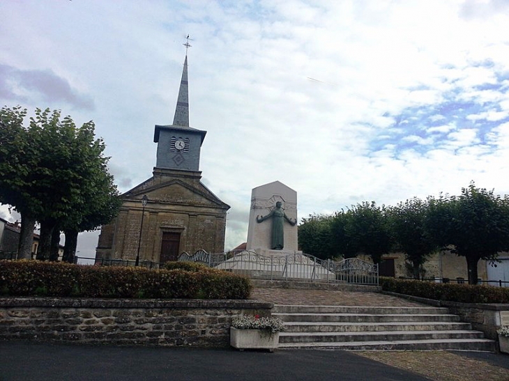 L'église et le monument aux morts - Nouart