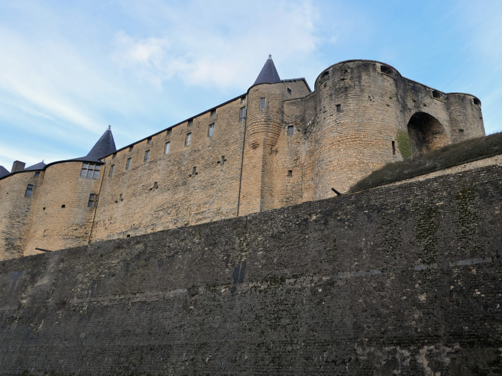 Le château fort : la façade Ouest - Sedan