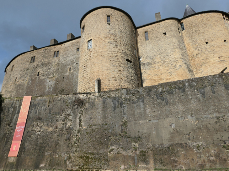 Le château fort : les tours de la façade Ouest - Sedan