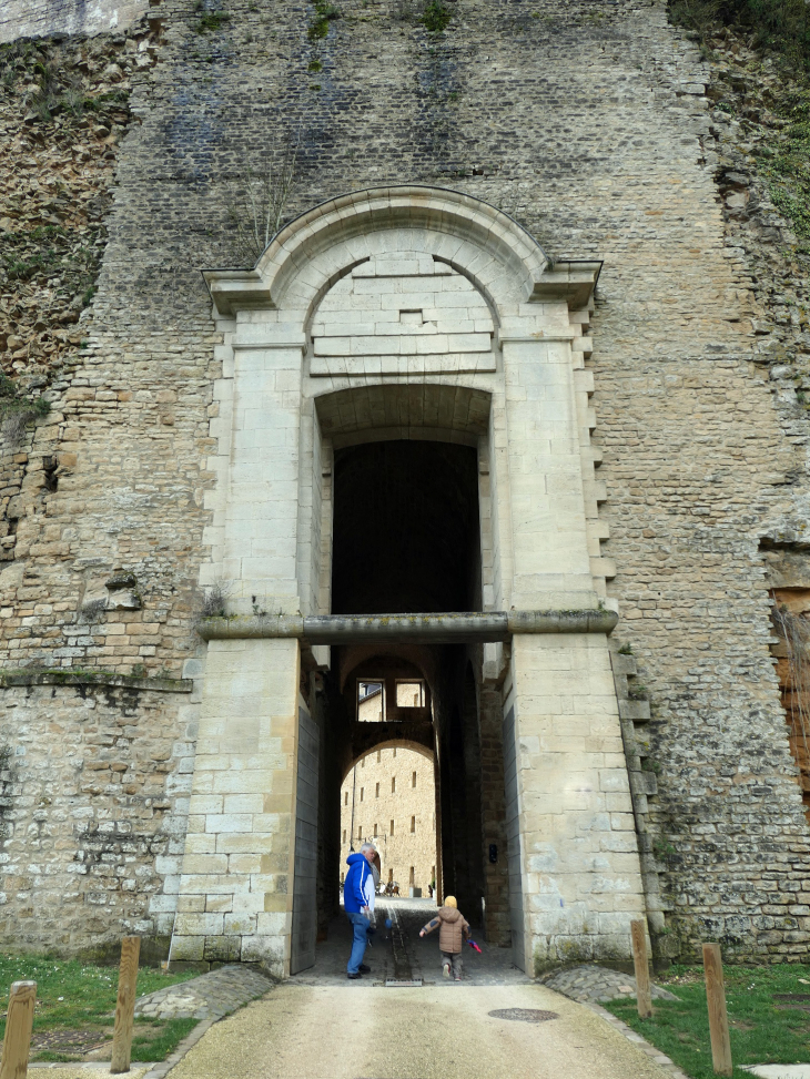 Le château fort : entrée des Princes - Sedan