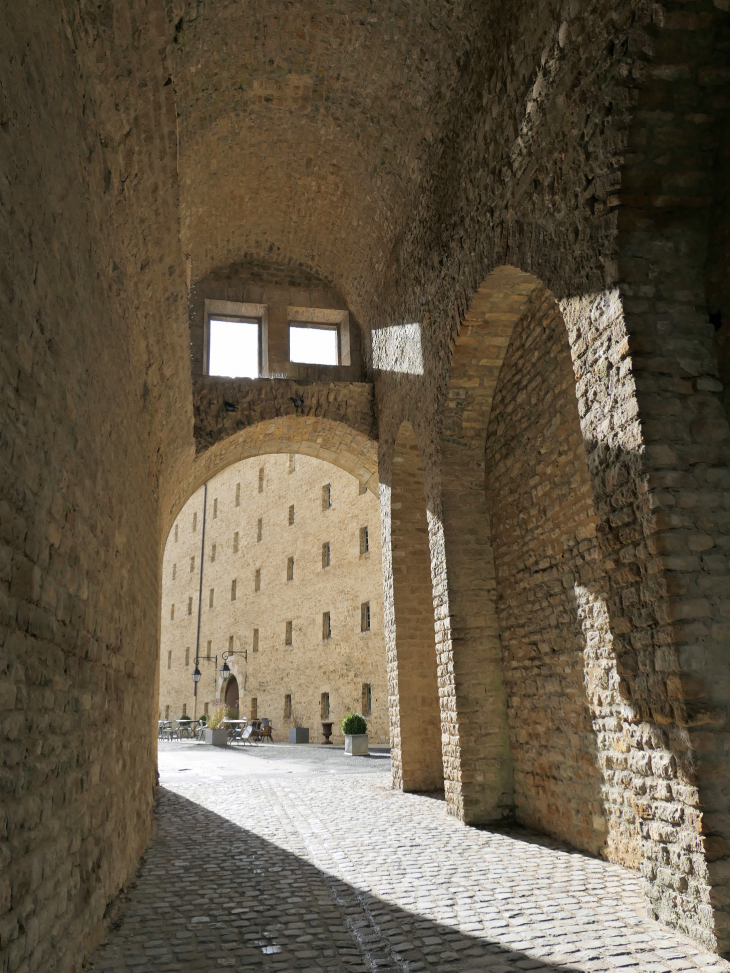 Le château fort : sous la porte des Princes - Sedan