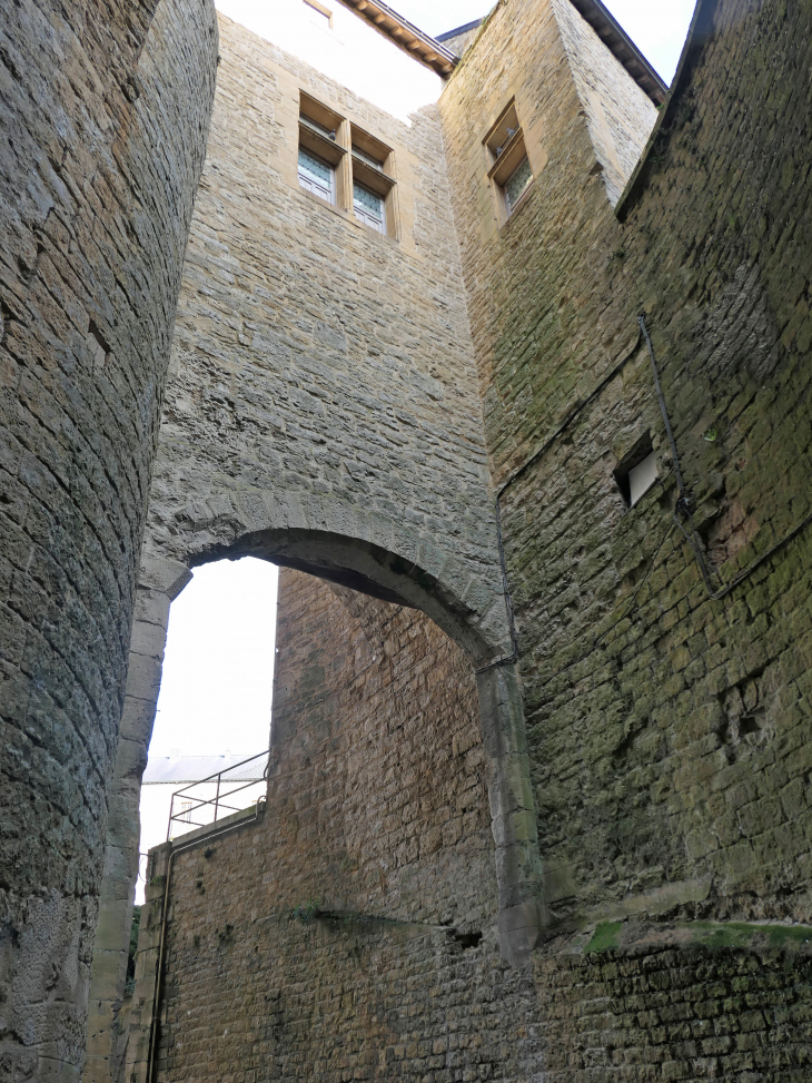 Le château fort : entrée par la porte de Turenne - Sedan