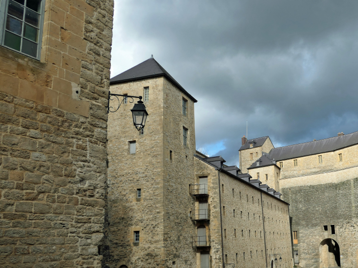 Le château fort : dans la cour les bâtiments Fabert transformés en hôtel - Sedan