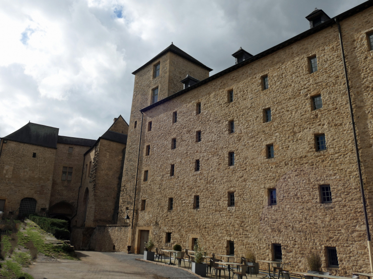 Le château fort : dans la cour les bâtiments Fabert transformés en hôtel - Sedan
