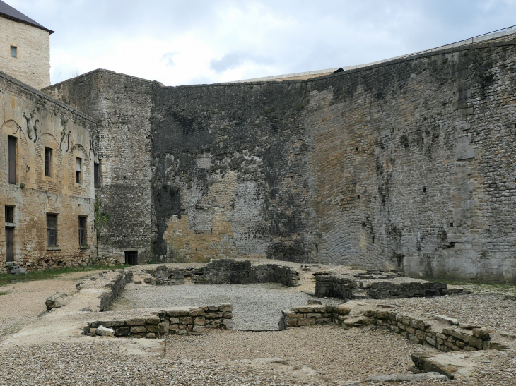Le château fort : dans la cour les vestiges de l'église Saint Martin - Sedan