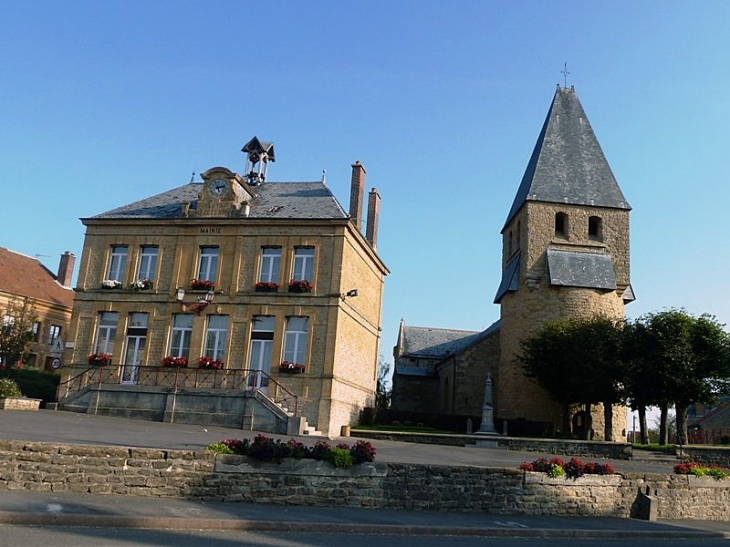La mairie et l'église - Tournes