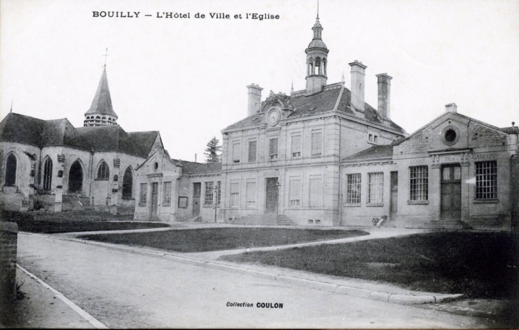 L'Hôtel de Ville et l'Eglise, vers 1917 (carte postale ancienne). - Bouilly