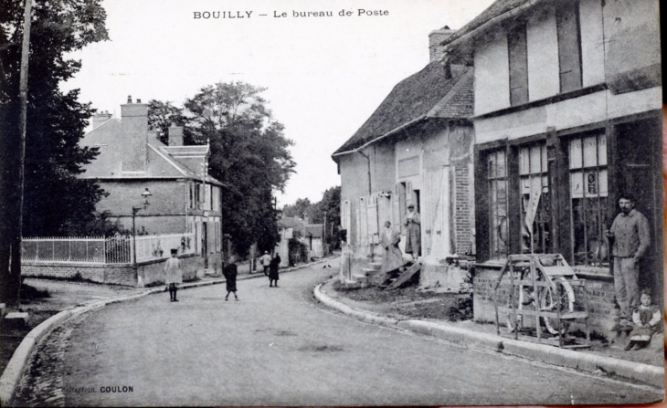 Le Bureau de Poste, vers 1918 (carte postale ancienne). - Bouilly