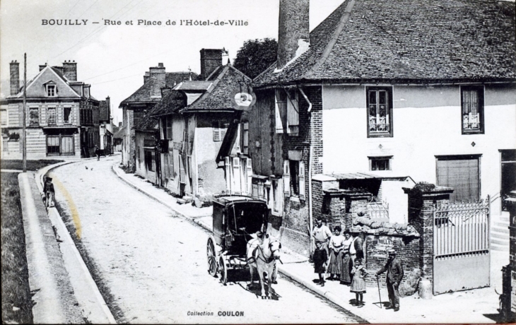 Rue et place de l'Hôtel de Ville, vers 1917 (carte postale ancienne). - Bouilly