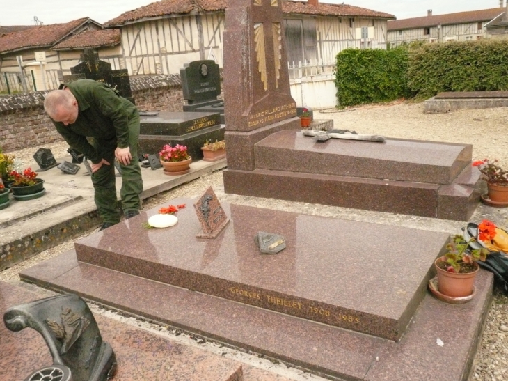 Tombes de GF Theillet et de sa mère, Florence Travers - Hampigny