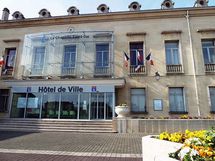 La mairie - La Chapelle-Saint-Luc