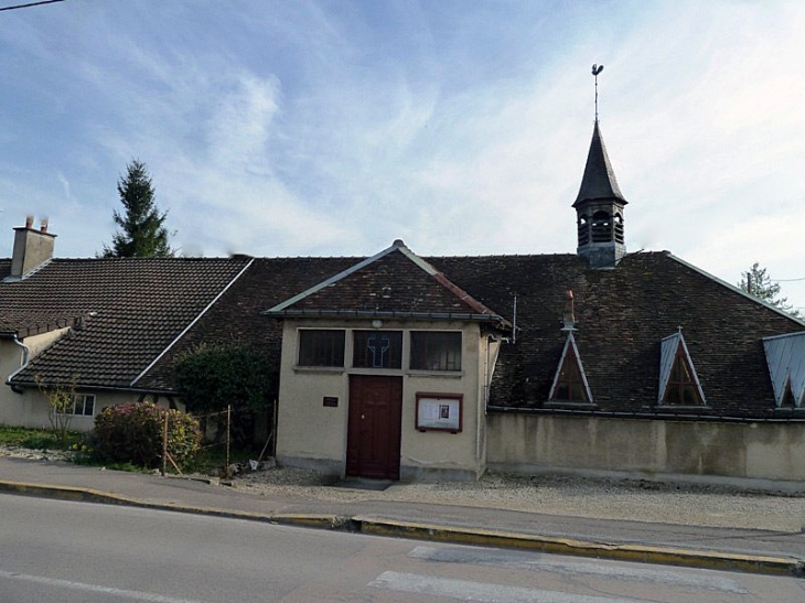 L'église côté rue - La Rivière-de-Corps