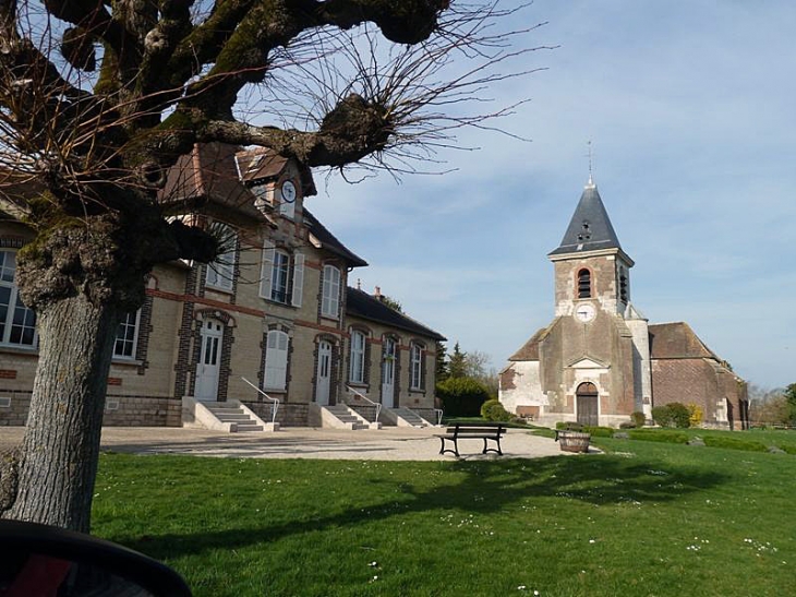 L'église et la mairie - Laines-aux-Bois