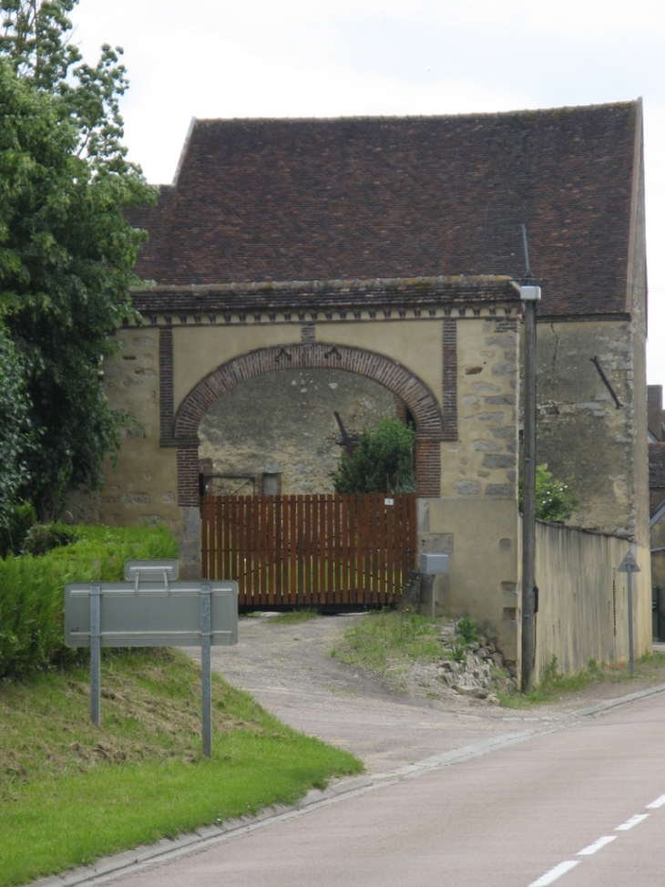 Portail arrondi d'entrée de cour à Rigny le Férron - Rigny-le-Ferron