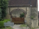 Photo suivante de Rigny-le-Ferron Portail arrondi d'entrée de cour à Rigny le Férron