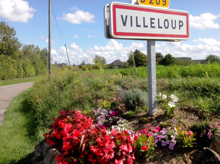 Entrée du Village  - Villeloup