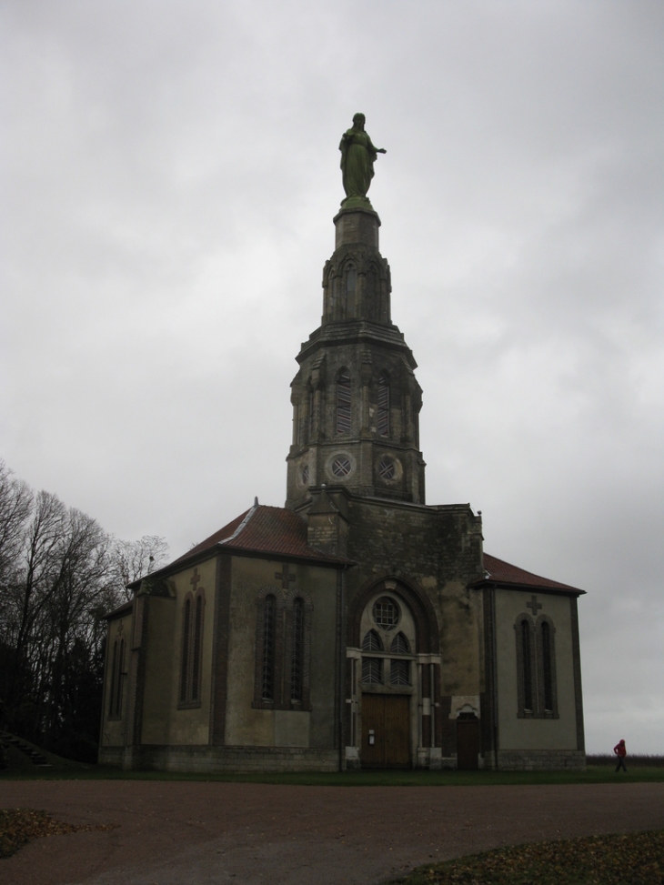 Villeneuve le Chemin, chapelle Saint-Joseph et statue de la Vierge - Villeneuve-au-Chemin
