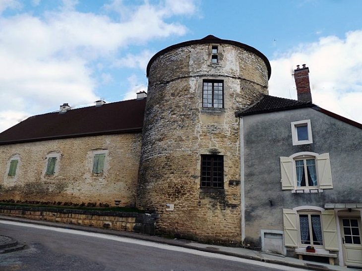 Une des tours de l'ancien rempart - Châteauvillain