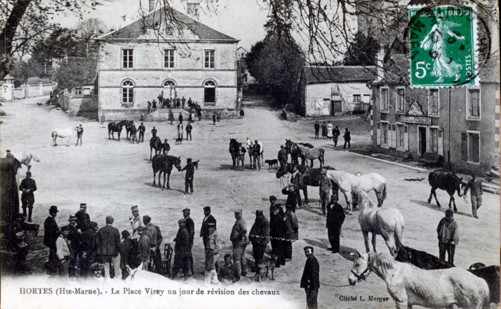 Hortes - La place Virey un jour de revision des chevaux, vers 1912 (carte postale ancienne). - Haute-Amance