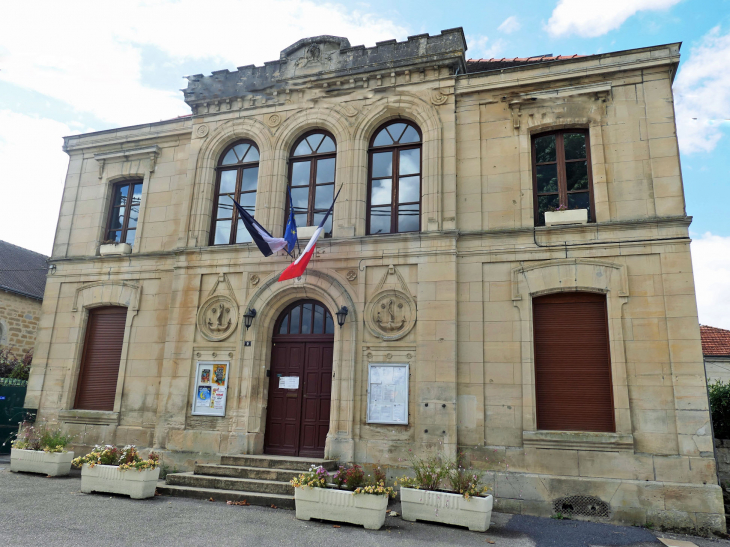 La mairie décorée d'ancres symbole du passé marinier de l'ancien port dur la Marne - Valcourt