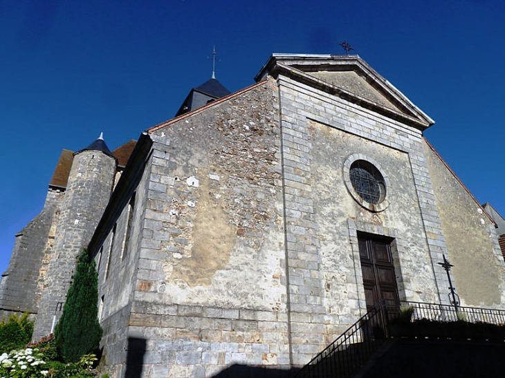 L'entrée de l'église - Barbonne-Fayel