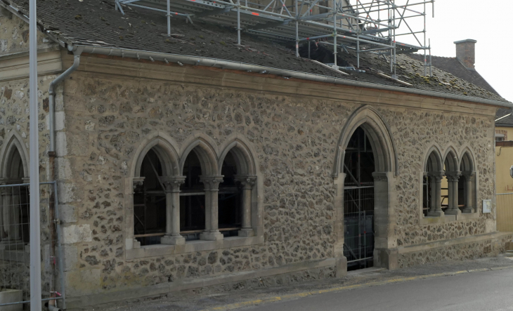 Le porche champenois de l'église en cours de rénovation - Baye