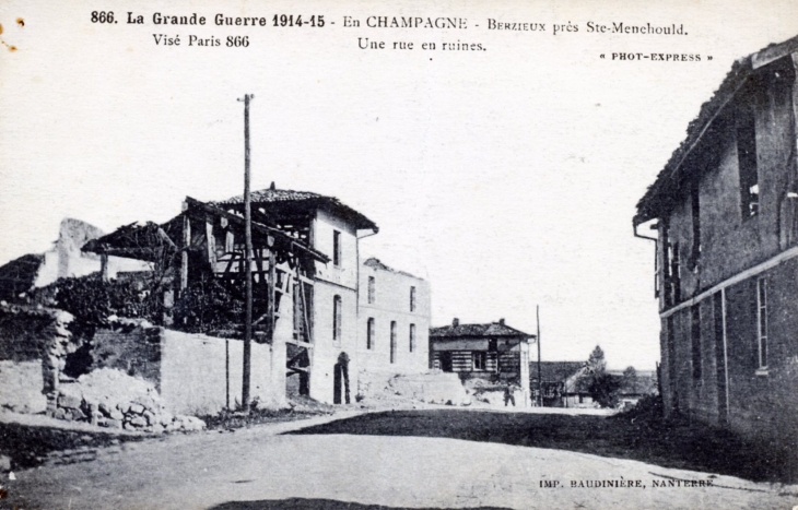 La grande Guerre 1914-15 - Une rue en ruines, vers 1916 (carte postale ancienne). - Berzieux