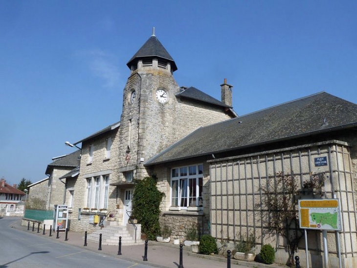 L'église et la mairie - Cauroy-lès-Hermonville