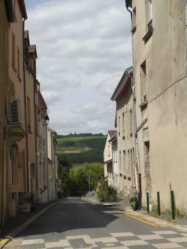 Rue avec vue sur les coteaux de la Marne - Dormans
