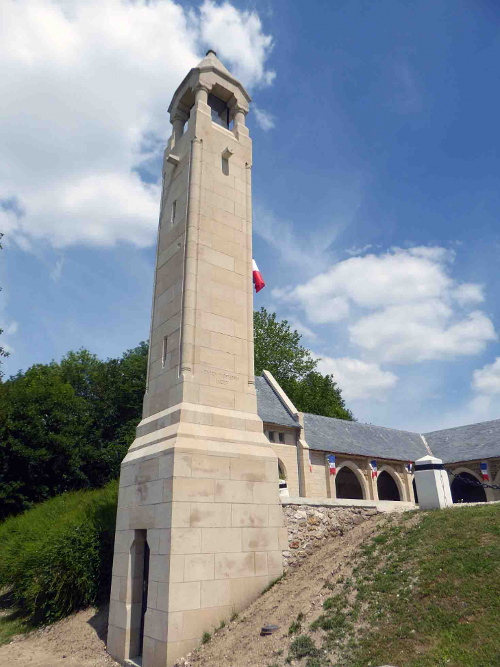 Le mémorial des batailles de la Marne : lanterne des morts, ossuaire et cloître - Dormans