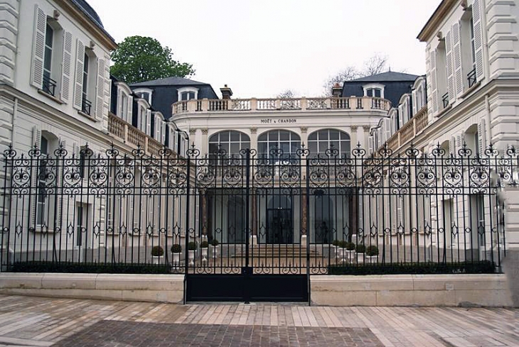 Avenue de Champagne : la grille de Moët et Chandon - Épernay