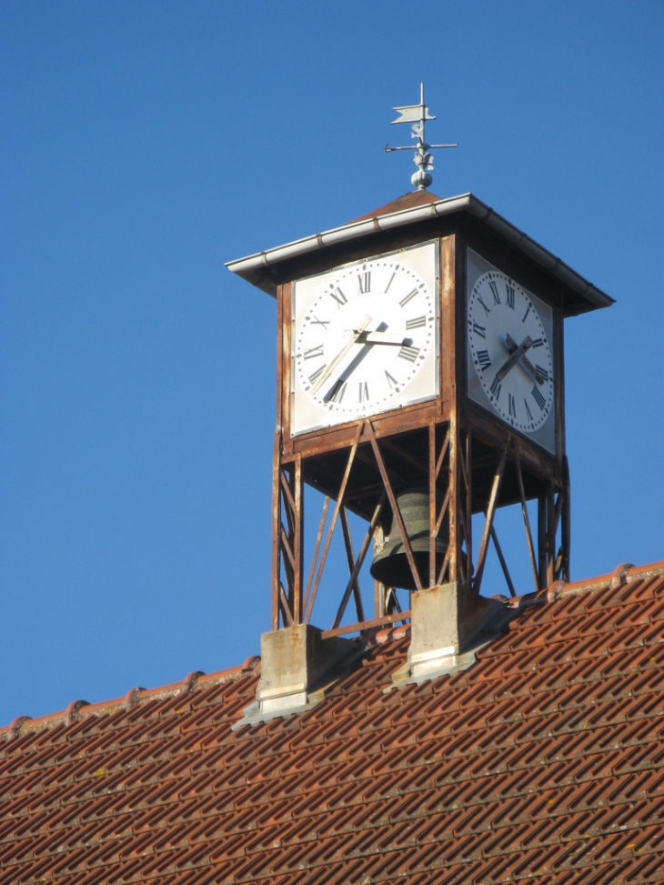 Horloge et tocsin sur le toit de la Mairie de Granges sur Aube 51260 - Granges-sur-Aube