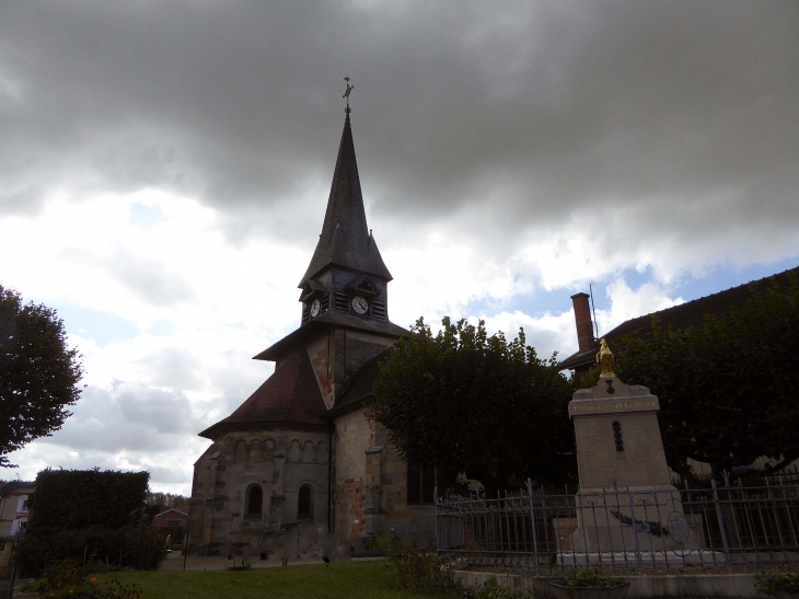 L'église et le monument aux morts - Heiltz-le-Maurupt