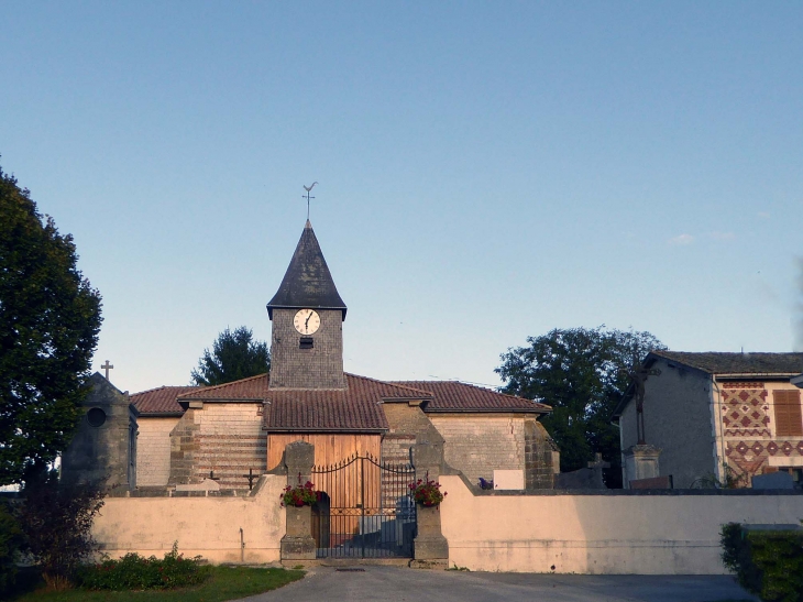 Vers l'église - La Neuville-aux-Bois