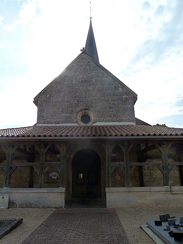 Le porche champenois en bois de l'église - Larzicourt