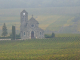 vue sur l'église au dessus des vignes en automne