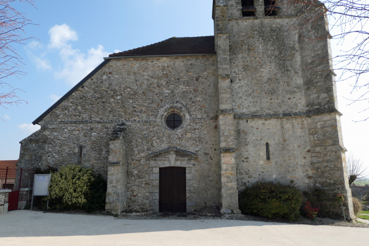 L'entrée de l'église - Montgenost
