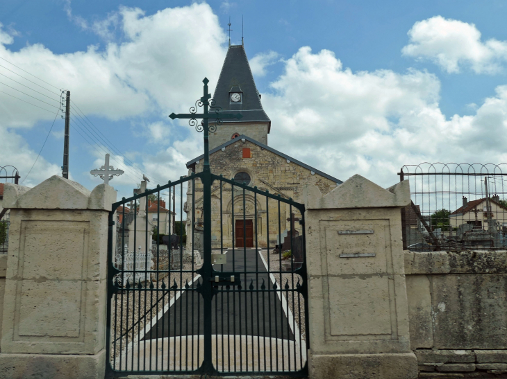 L'entrée du cimetière et de l'église - Orconte