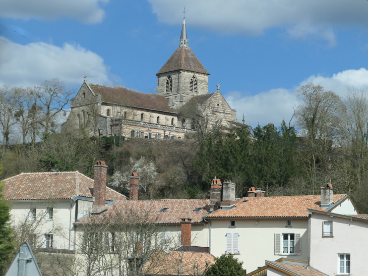 L'église Notre Dame au dessus de la ville - Sainte-Menehould