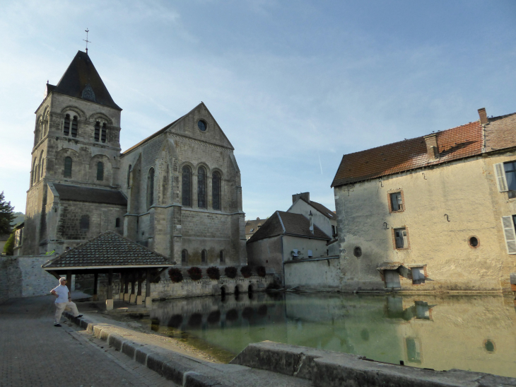 L'église et le puits Saint Martin - Vertus