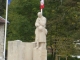 Le deuil du Poilu : monument aux morts dans le centre du village