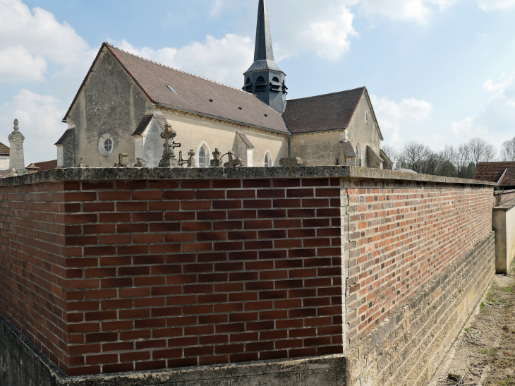 L'église derrière un mur de briques - Vouarces