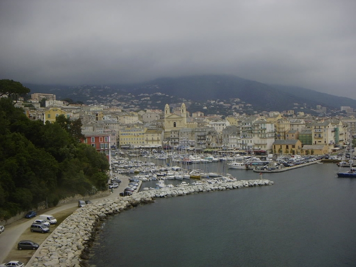 Vue sur le port depuis le haut de la ville - Bastia
