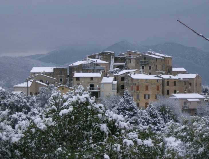 Village de piedigriggio sous la neige