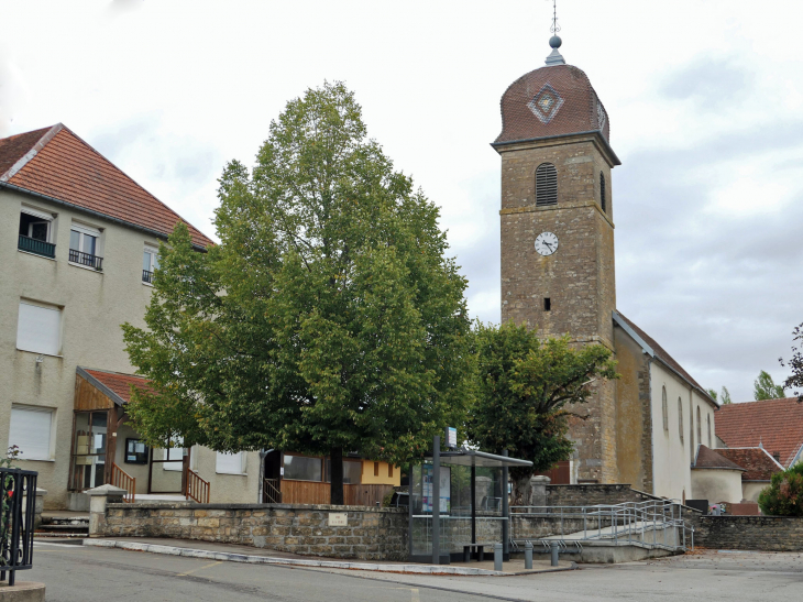 L'église et la mairie sur la place - Audeux
