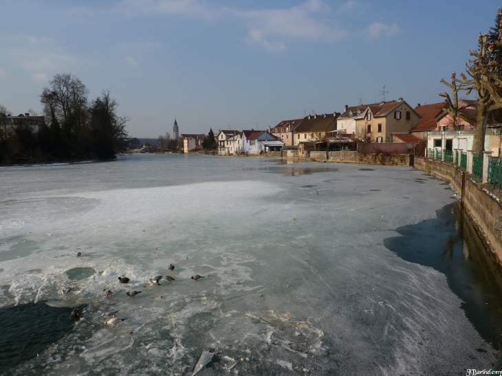 Le Doubs gelé, vu de la place du Temple - Audincourt