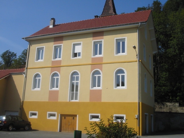 Voici la mairie de Dung, Vue de dos