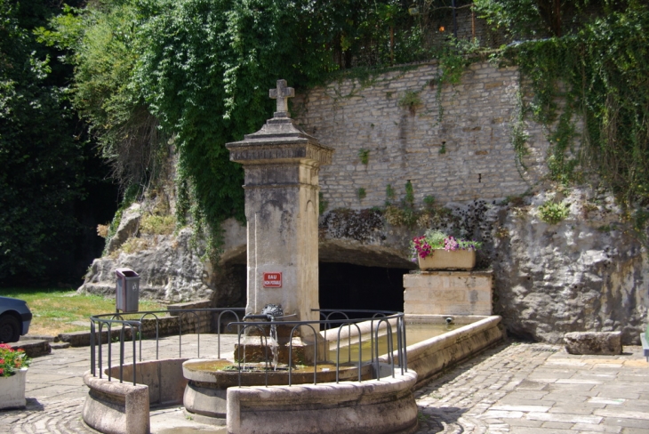 Fontaine-lavoir rue du moulin - L'Isle-sur-le-Doubs